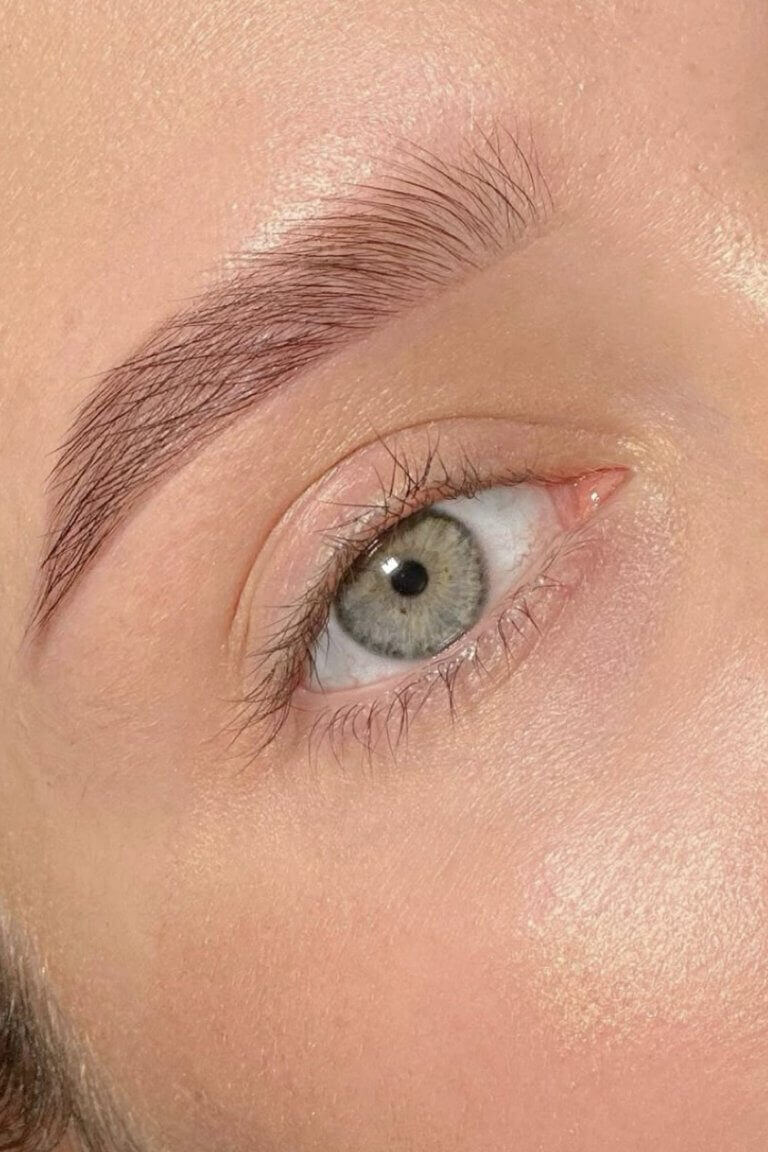 Коррекция бровей воском